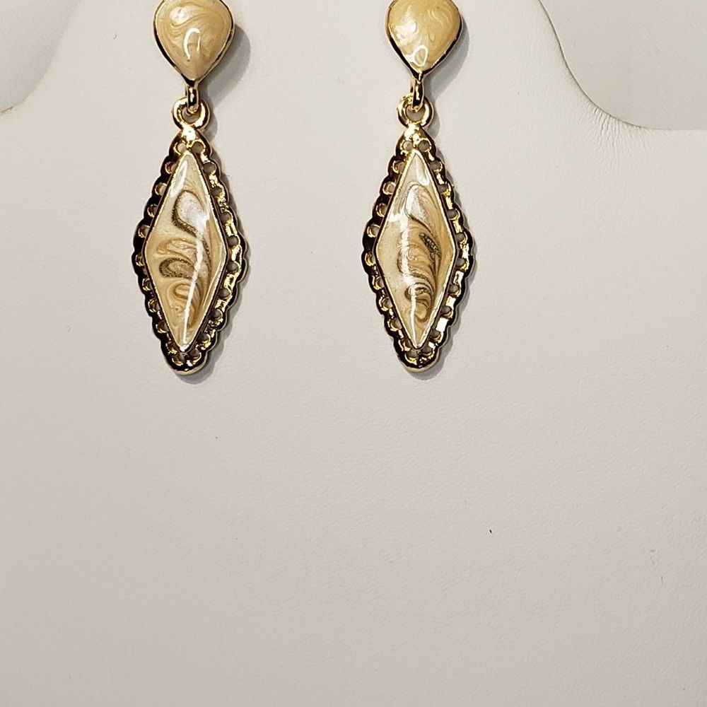 Mother of Pearl Diamond Shape Dangle Pierced Earrings - Picture 3 of 6